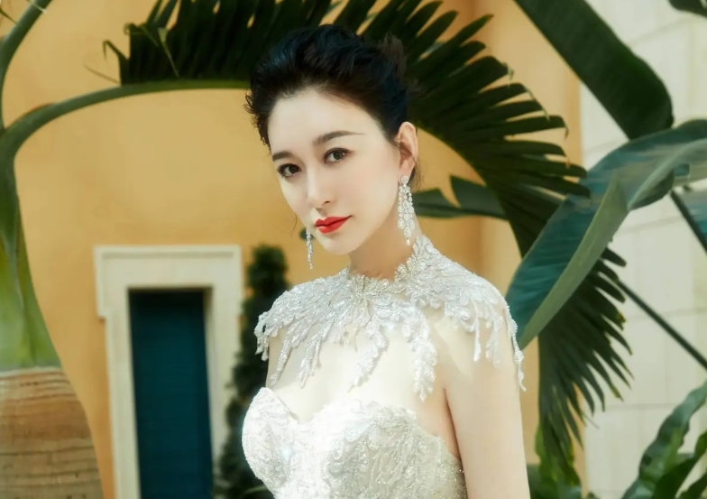 现在才终于明白，为什么很多明星不愿上综艺节目，原来是真的在保护自己的羽毛。

李