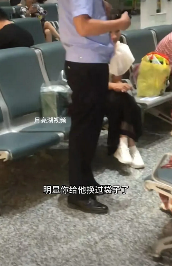 张家界机场现奇葩事，八旬老太顺走别人买的特产，还和女儿们一起清点“战利品”，这行