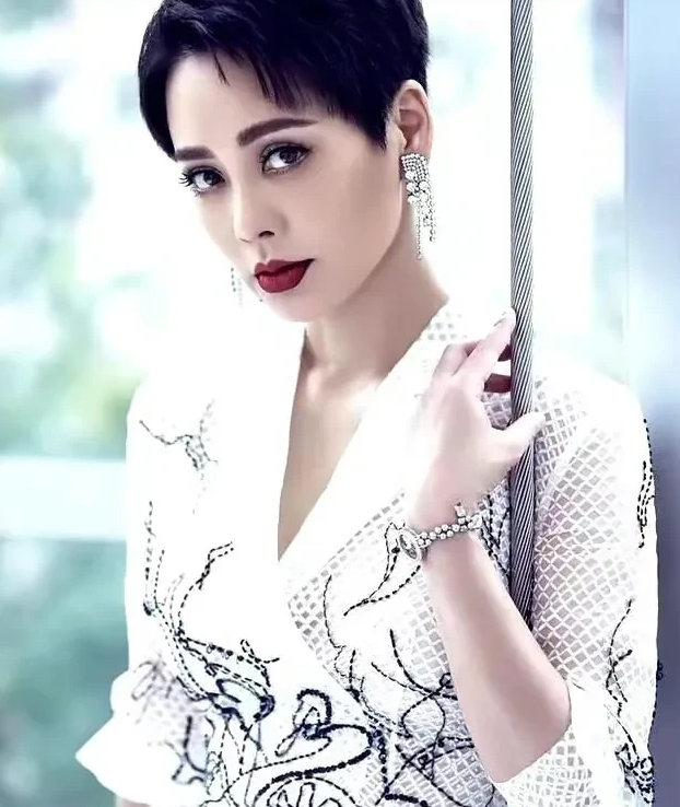 一次，主持人问郝蕾:“你会出演短剧吗？”郝蕾不屑一顾:“那就要看短剧的质量。”但