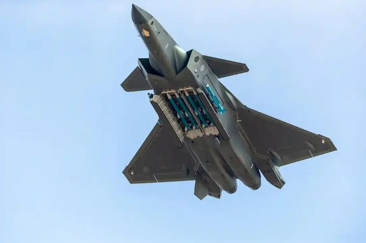 以歼20现在的隐身能力可以在日本韩国本土上空随便飞而不被发现吗?

就这么说吧，