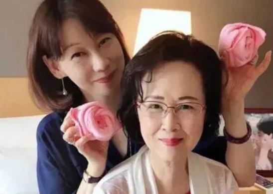 琼瑶那时都41了，平鑫涛是故意拖到那么老的，他根本不爱琼瑶只爱自己，两个女人都是