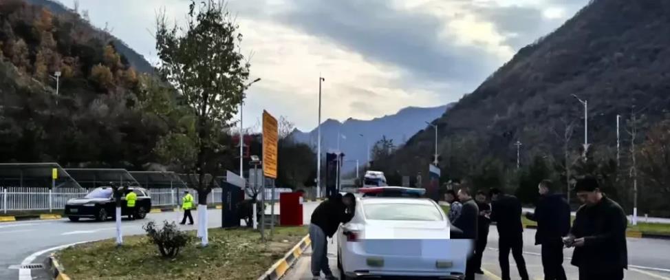 这就是趋利执法！陕西汉中，男子驾车在高速公路上正常行驶，途经某处路段时，发现有交