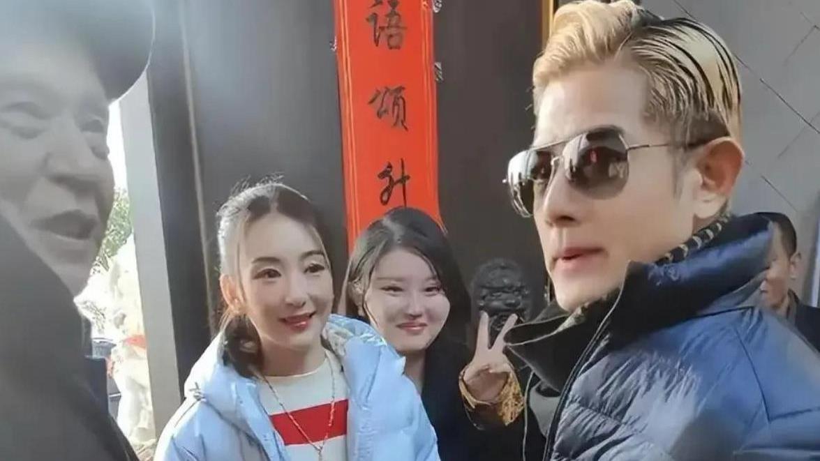 郭富城方媛回香港，郭富城一个人拿全部行李，两个孩子留外婆家