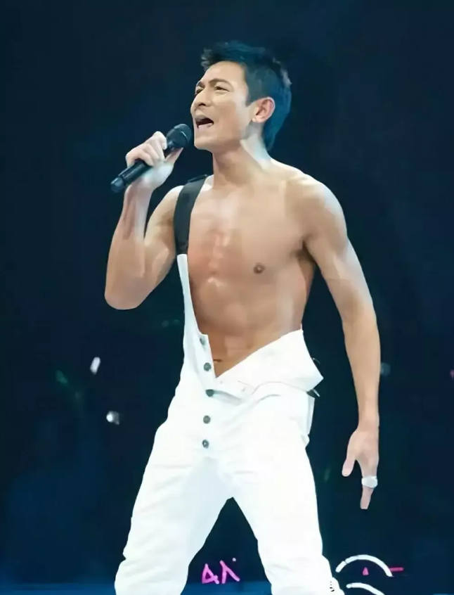 “哟！妈呀！这人裤子都掉了半截了，还在台上唱呢！”

中午在丈母娘家吃饭，丈母娘