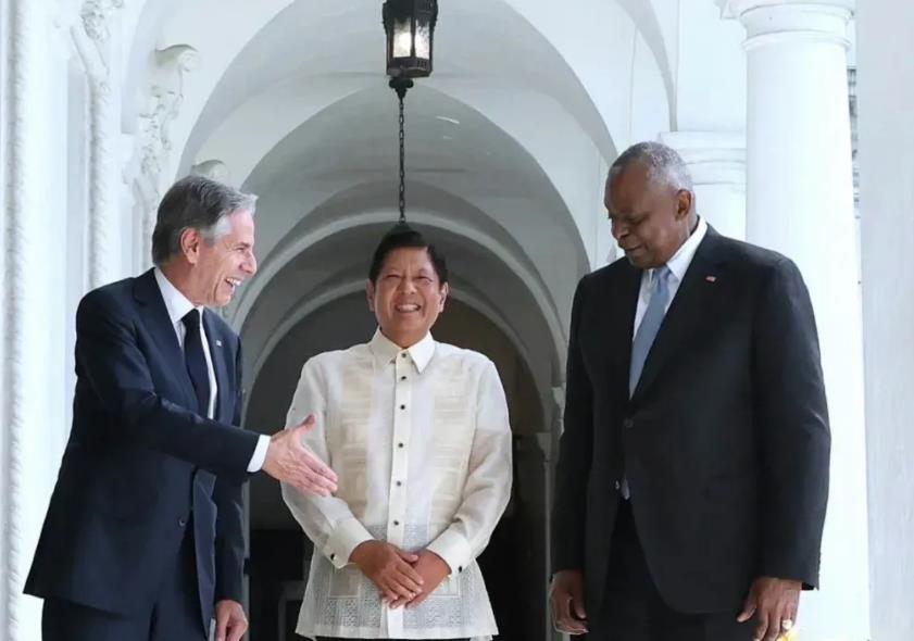 布林肯与奥斯汀访菲之行，遭遇了小马科斯机智诙谐的调侃，瞬间引爆全场笑声。小马科斯