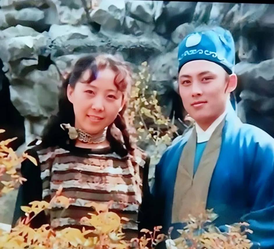 他被誉为红楼梦第一美男，图中这个美女是他的妻子胡焰，二人是在红楼梦剧组相识相恋，