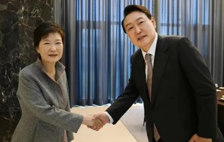 韩国政坛风云四起！民众希望朴槿惠再度出山！

韩国目前的局势非常动荡不安。韩国的