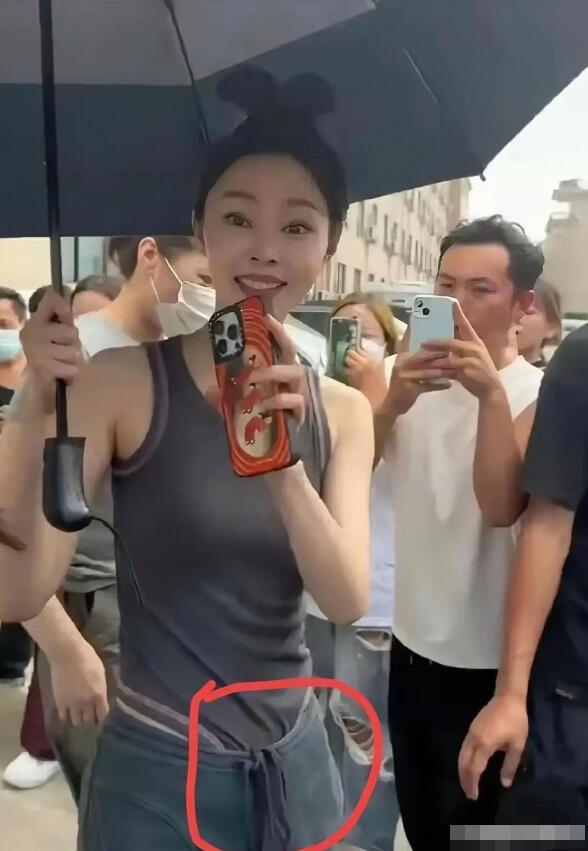 宋轶这是？
什么裤子啊？原谅我孤陋寡闻了。