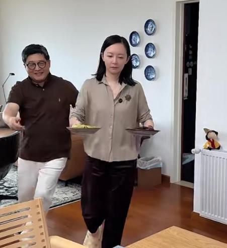 许榕真作为资深演员，多年来在影视圈贡献诸多精彩表演。她和日籍老公曾经历十几年分居