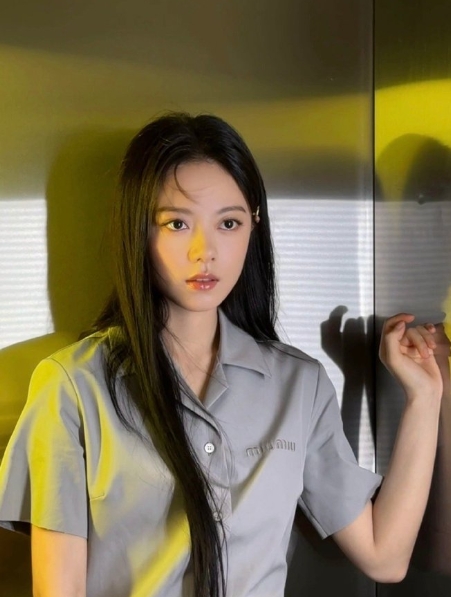 赵今麦灰裙黑长直