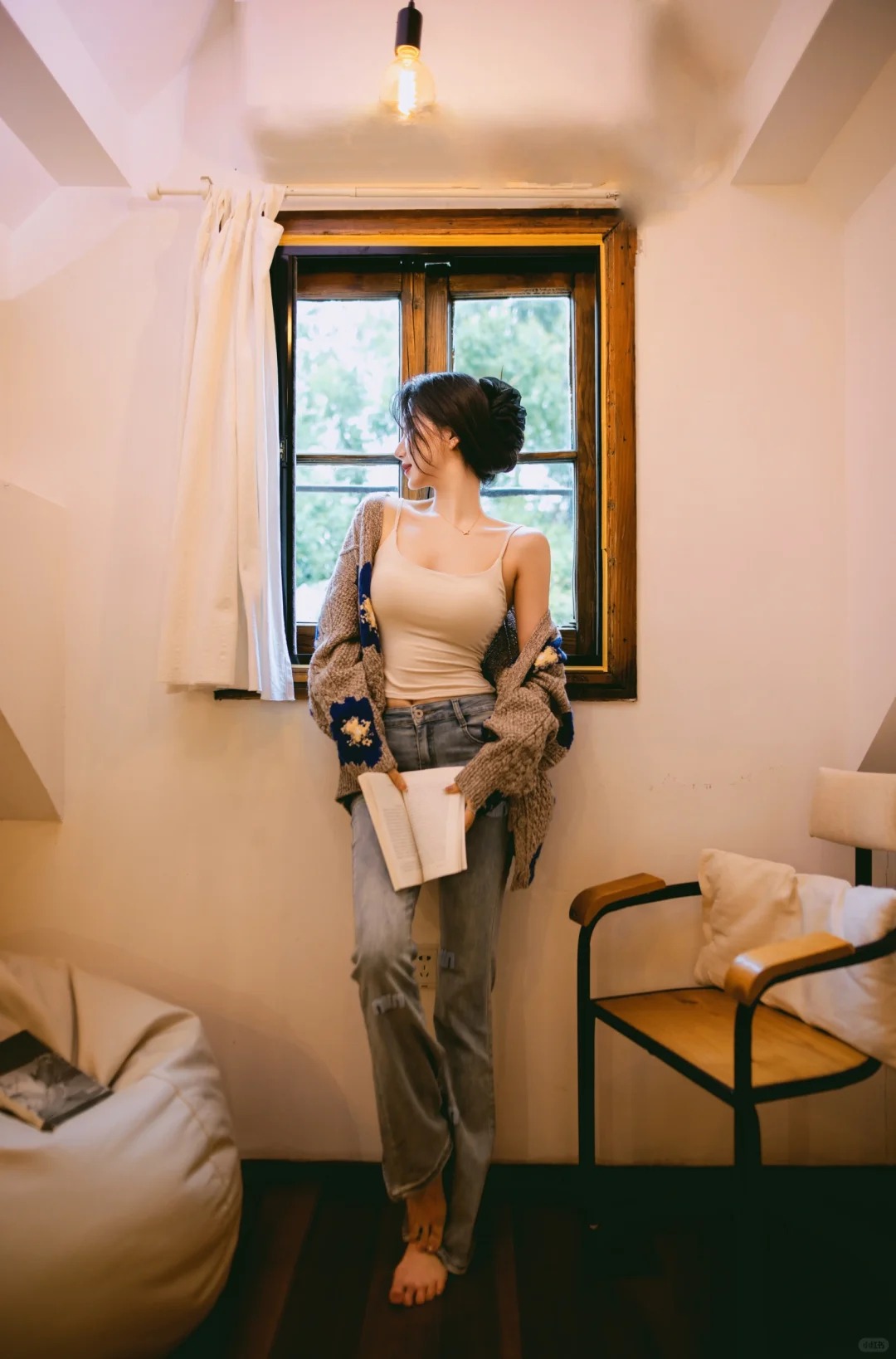 美是一种画面感
房间一扇窗，就是点睛之笔
窗外是春天盎然热烈的生机
窗内是掩卷沉