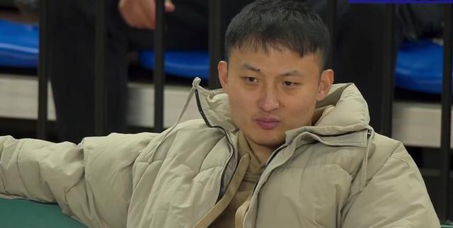朱荣振9分，乔文瀚18分被罚下，豪华之师挺进4强，半决赛碰强敌