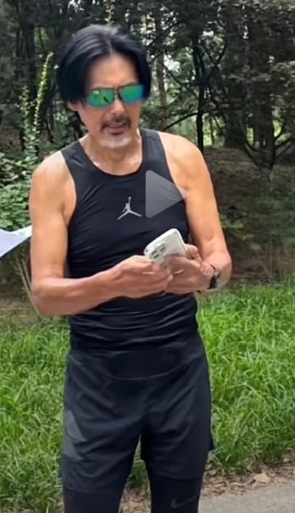 周润发是不是落魄了，常年跑步就这么一套黑衣服，无论在香港跑还是日本，或是朝阳公园