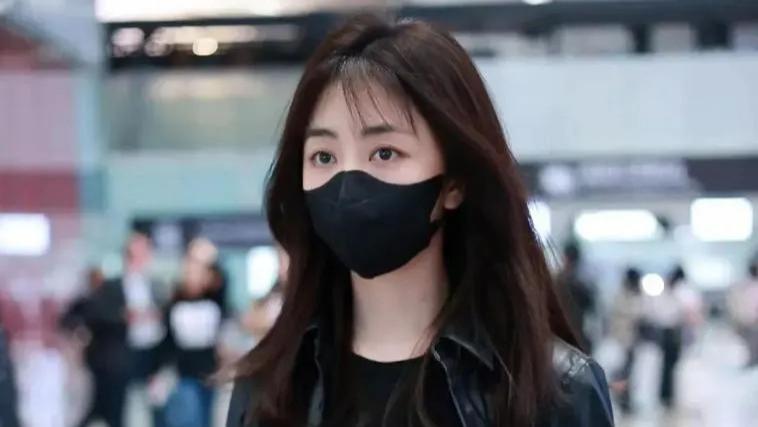 34岁谭松韵机场照美翻天，黑色打底衫皮衣牛仔裤，宛如18岁少女