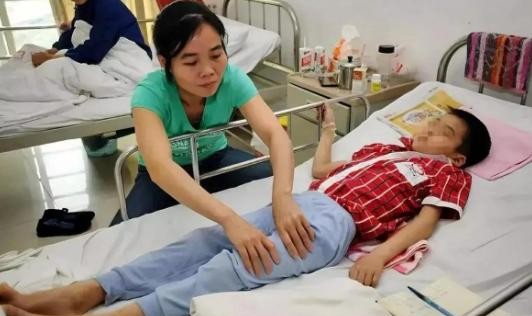 2016年，重庆某殡仪馆的夜晚，李师傅像往常一样准备将一名9岁男孩的遗体放入冷藏
