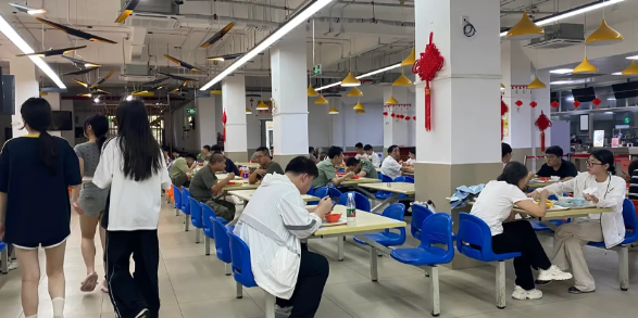 开学报到第一天：家长行为如出一辙

在家长眼里，18岁的大学生还是一个孩子。

