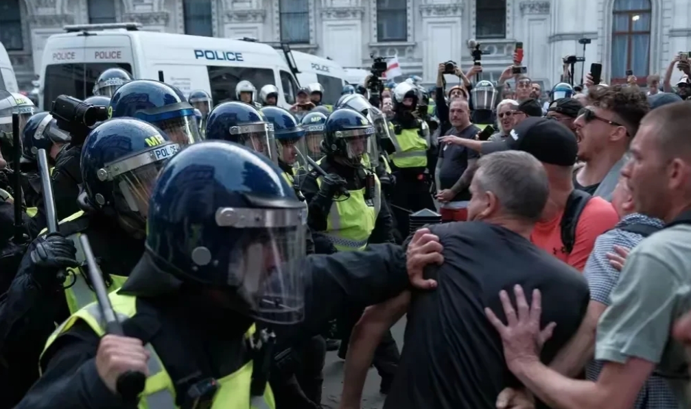 英国多地骚乱，这场骚乱始于一起谣言引发的反移民抗议，随后迅速失控。
 
在英格兰