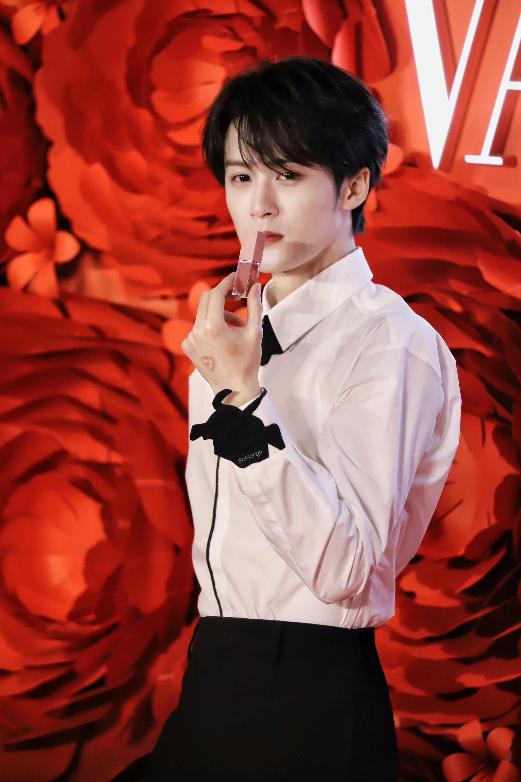 檀儿手上画了一个爱心