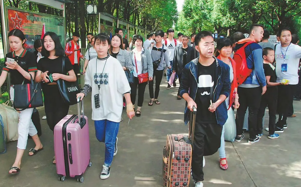不知道现在到底怎么了，以前的大学生是多么的淳朴，在大学就是认真学习的。而现在的大