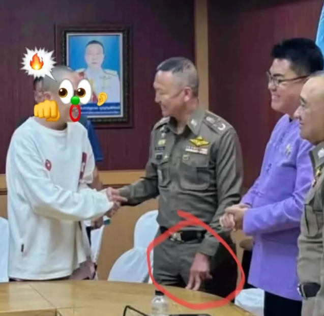 注意看这位泰国警长的左手
这个手势是几个意思？
笑容满面用右手和王星握手
左手伸