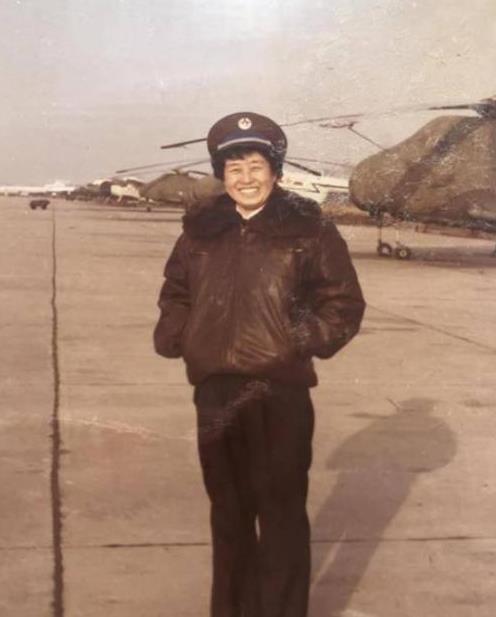 1964年10月，女飞行员被派到西北执行秘密任务，临出发前被人拉住照了张相，当她