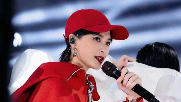 李宇春连续20年零点压轴：舞台传奇的璀璨绽放