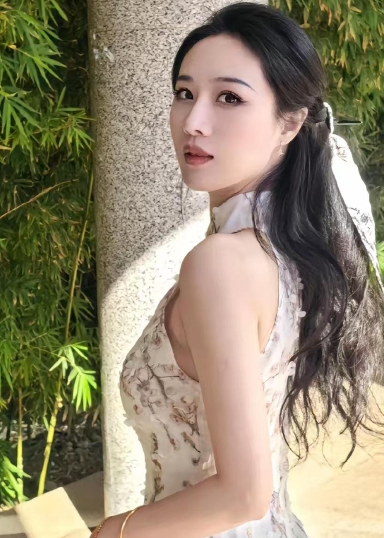 叶曼娜的迷情陷阱：名校才女为何甘当“小四”？

在厦门市思明区税务局，有一位名叫