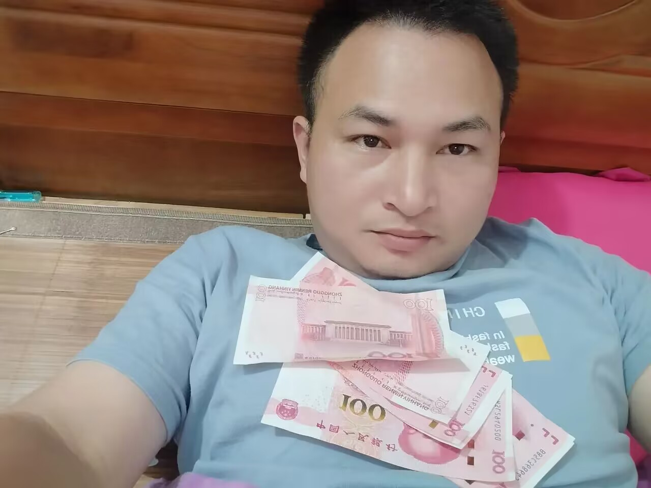 回老家半个多月了，身上钱已经花光了，今天父母问我怎么我一直都不去广东打工，我说没