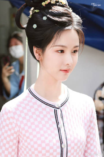 陈都灵《贵女》新造型路透 