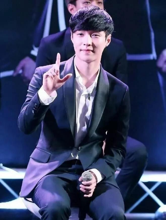 张艺兴：三观比五官正，对粉丝有求必应