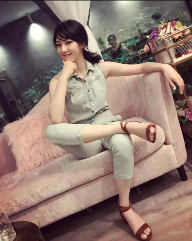 王冠，脚趾头太丰满了。