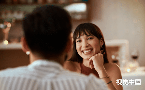 老实终于娶到了貌美的老婆，却万万没想到老婆和娘家却作恶多端，最终老王忍无可忍让她们付出代价。