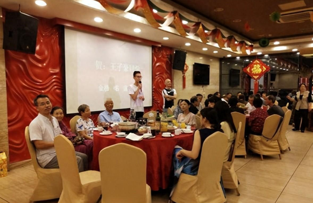 我从小就知道，表妹小芳是我们家族里的明星。她聪明、漂亮，总是能在各种场合下吸引所