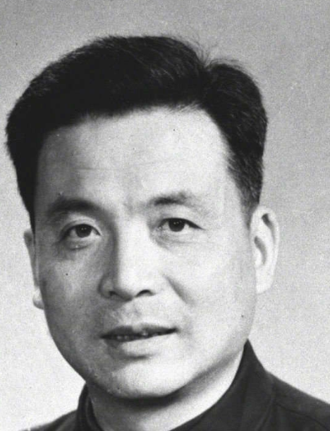 1986年，杨振宁去医院探望邓稼先，两人在聊天时，他开玩笑地问: