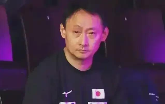 张本宇心里太难过了！自己的儿子张本智和作为上一届亚洲杯的冠军，竟然会在第一轮就输