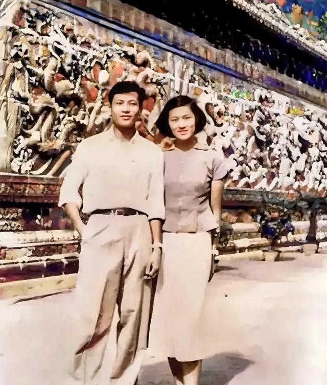 北海公园留倩影，章含之洪君彦，青春爱情成佳话