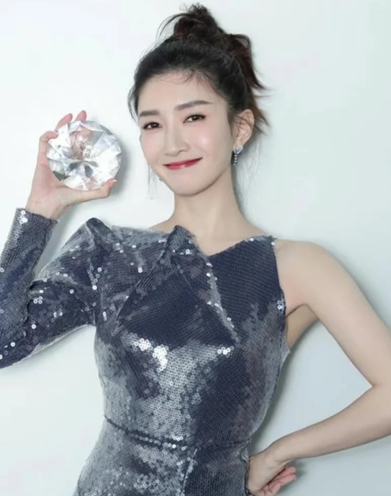 江疏影从艺历程犹如一幅绚丽的画卷