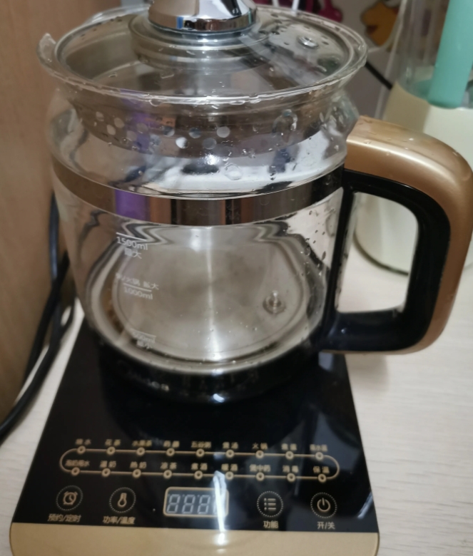 每次看到食品安全问题的新闻，还有这两天看到恒温水壶有胶水，我只觉得中国人真是谁要