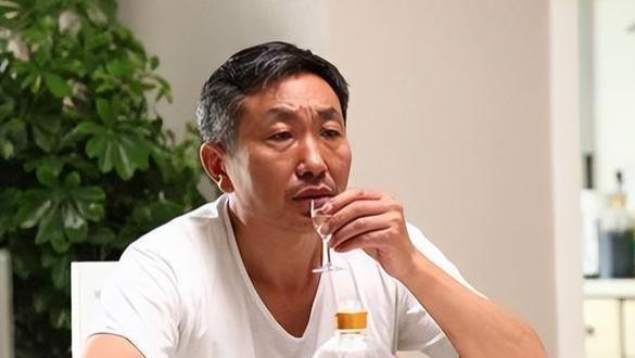 老戏骨杜源：4岁认识爱妻，结婚39年零绯闻，女儿成了最大骄傲