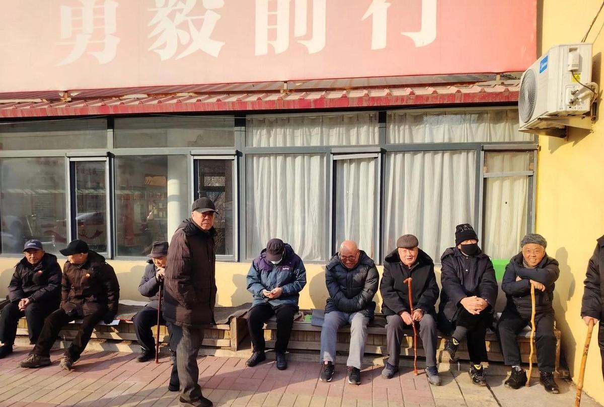 昨天不少老人家去银行取退休金，可是一看钱还没到帐，不知今天能不能到。
老人们念叨