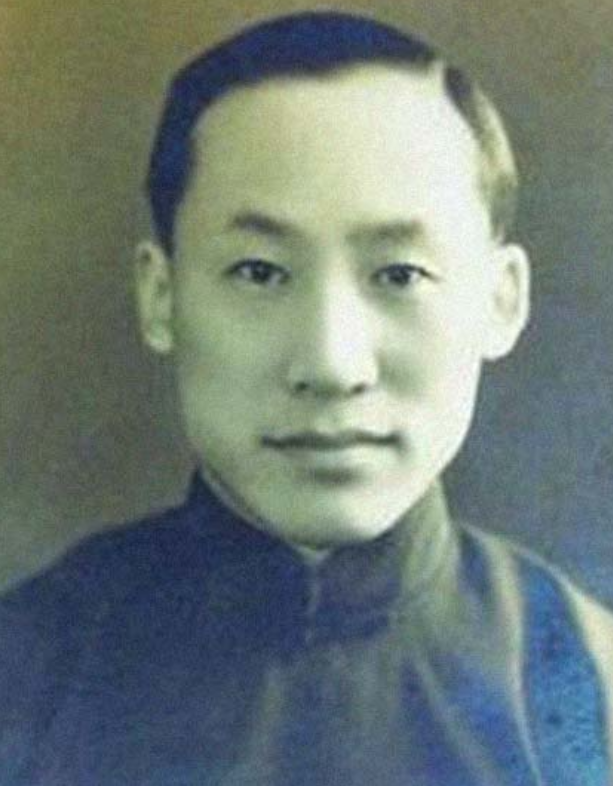 1972年，物理学家钱三强在大街上遇到一个衣衫褴褛的老人，老人弯下腰，给钱三强鞠