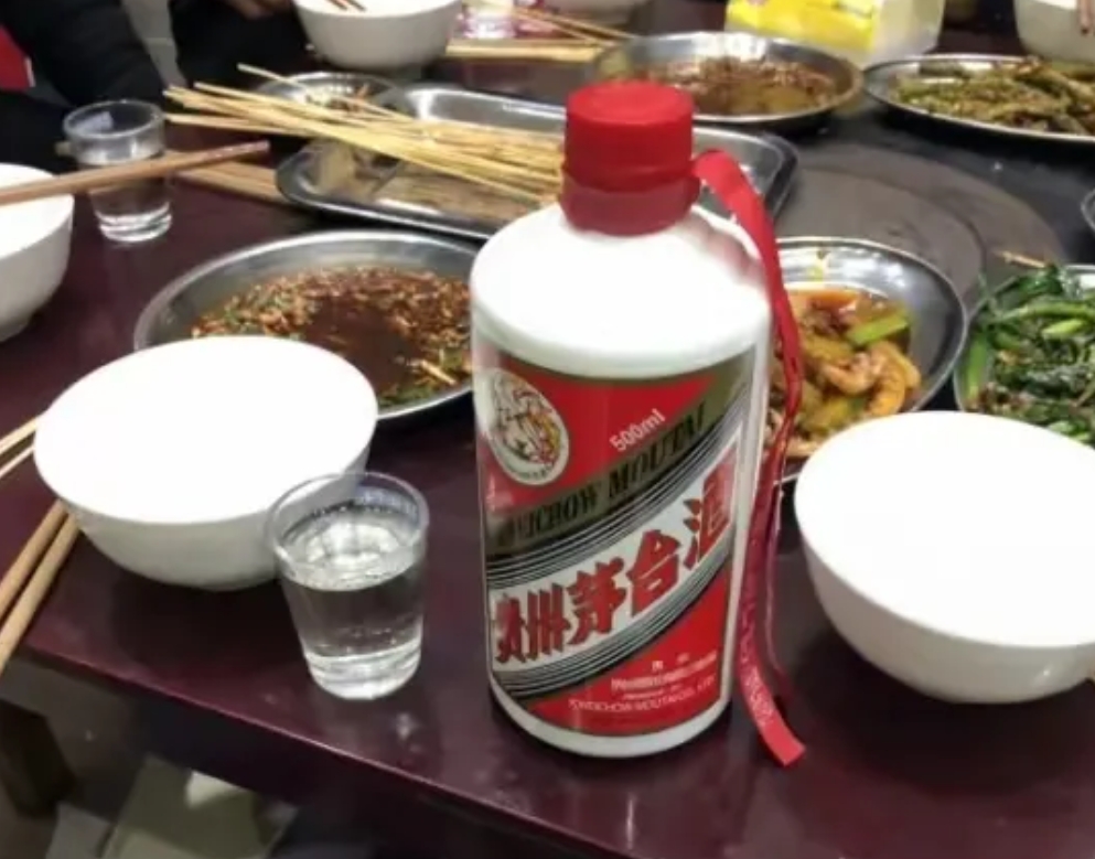 一次，我们去亲戚家做客。亲戚拿出一瓶二斤装的茅台酒招待我们，那次之后，我才知道为