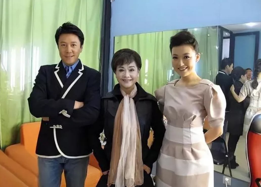 李谷一老师双手插兜，笑容和蔼可亲，而旁边的蔡国庆双手抱胸，又酷又帅！两位老师是春