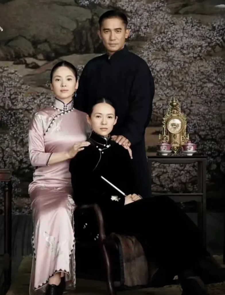 这是当年电影《一代宗师》的主演宋慧乔，梁朝伟，章子怡的合照！
看了这张照片，才知