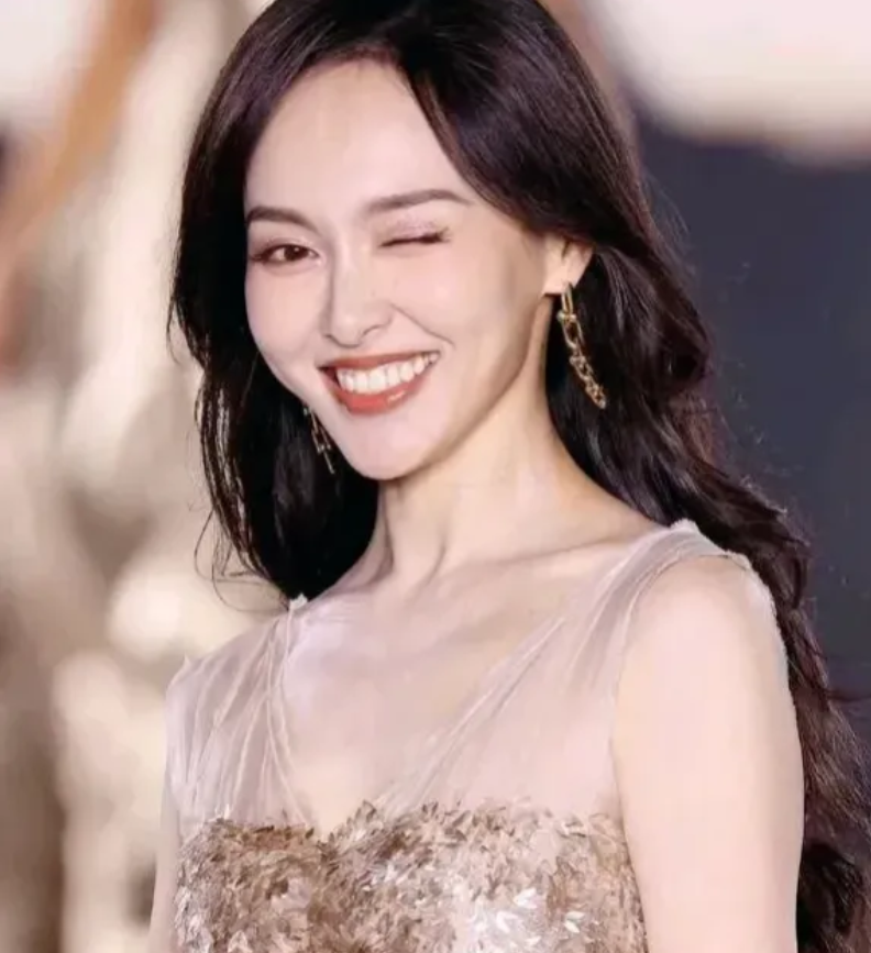 一天深夜，罗晋问苗圃：“他比我大21岁，他哪里好值得你嫁给他？” “他能帮我爸爸