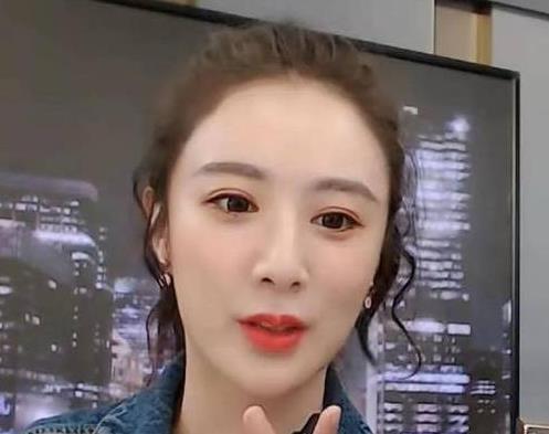 曾带货一姐薇娅出席活动: 脸显得小巧精致, 一身潮装网友直呼陌生