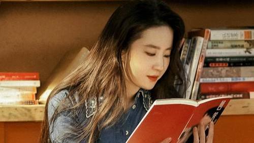 刘亦菲在上海又被偶遇，戴太阳镜逛街状态松弛，网友求她全国巡买