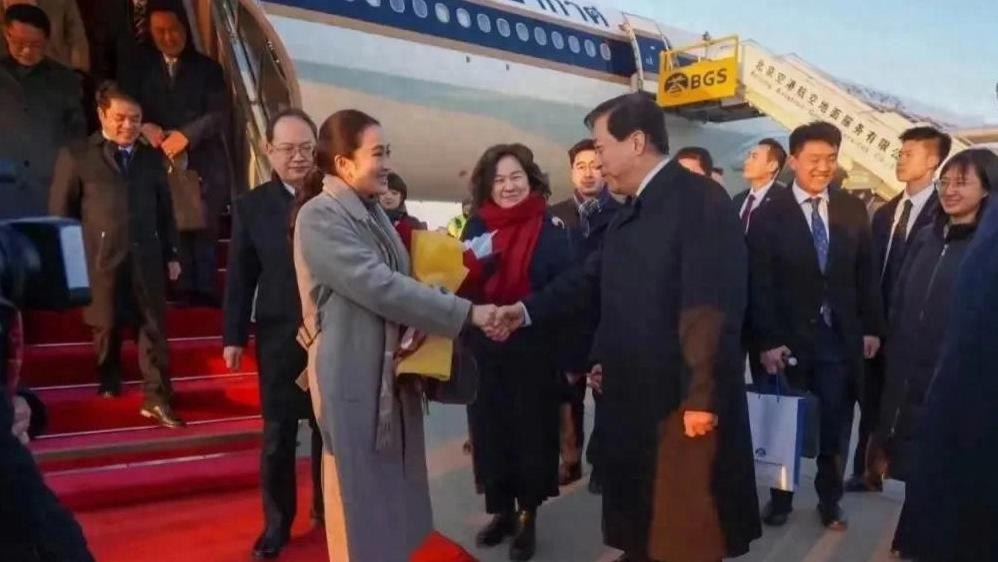 女保镖严月霞目光犀利，护泰总理佩通坦访华安全，对比前年胖了