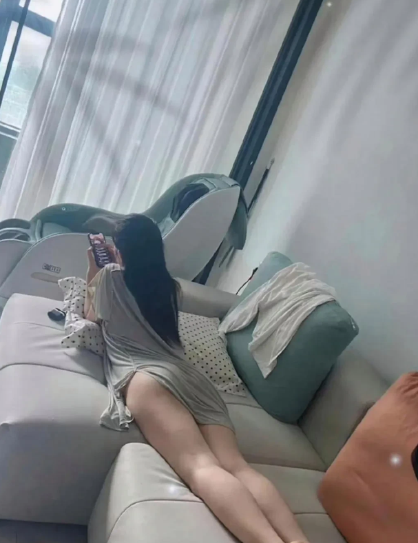 朋友家里马桶坏了，打电话让我上门帮忙修理。我敲门，她告诉我门开着，直接进来吧。进