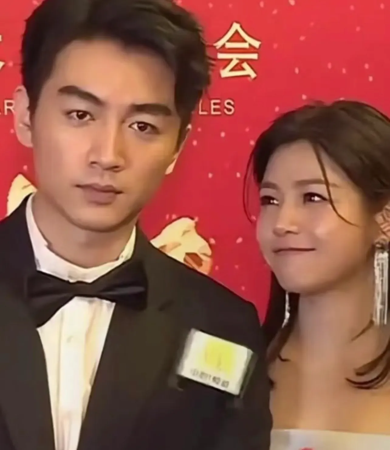 还记得陈晓和陈妍希恋情曝光时，那满屏的甜蜜，狗仔拍下的视频里，两人如胶似漆，后来